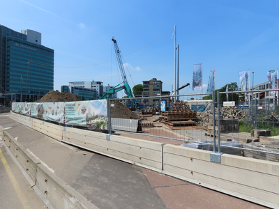 915068 Gezicht op de werkzaamheden op het Westplein te Utrecht, voor de transformatie van het plein tot Lombokplein, ...